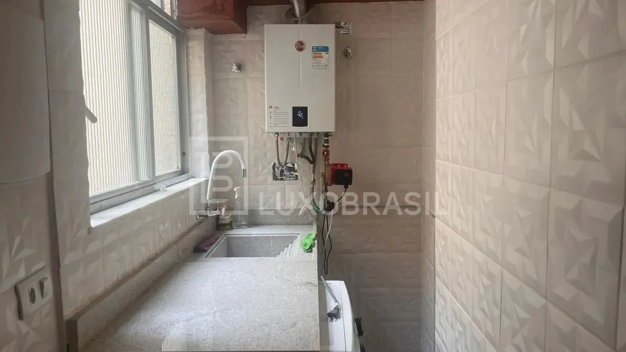 2-bedroom 2-bath apartment with an open-plan kitchen — photo 13