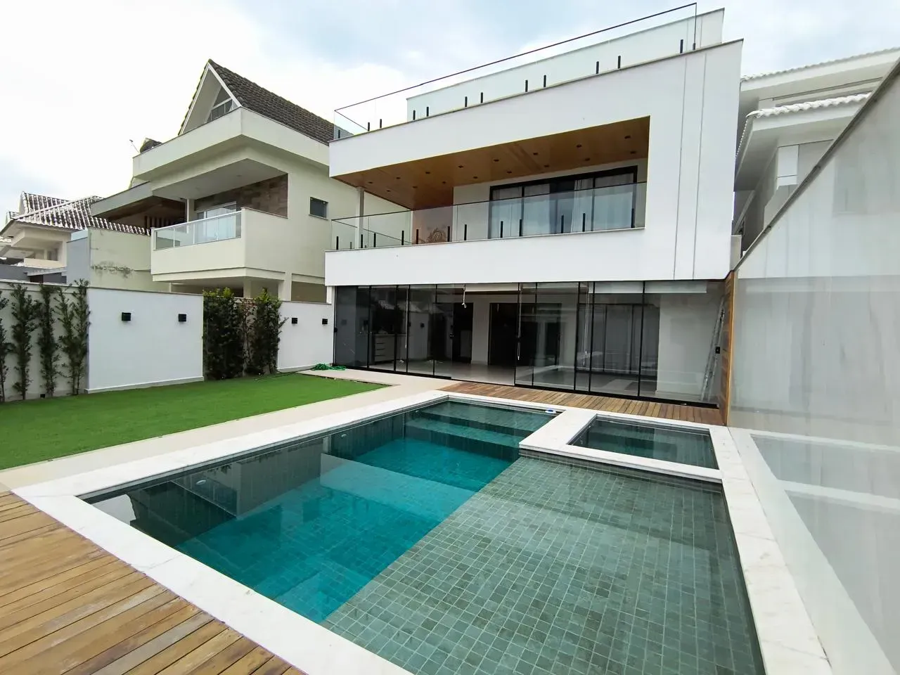 Casa com 4 quartos, 5 banheiros e 3 vagas — photo 2