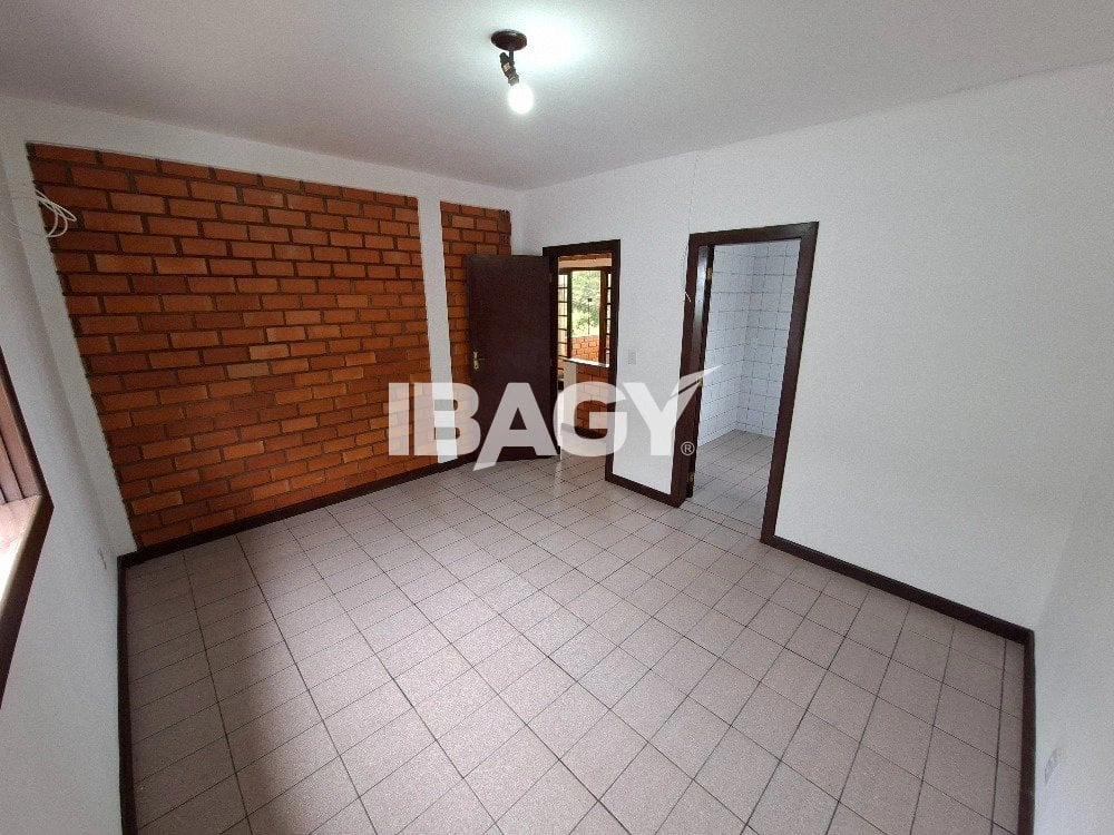 House with 3 bedrooms and a dedicated laundry area — photo 4