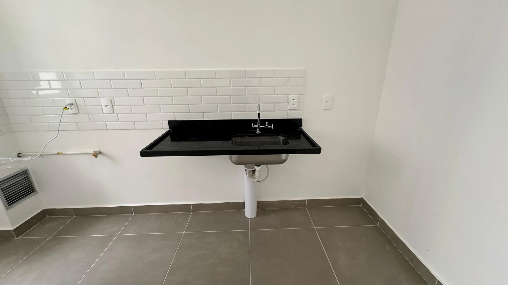 2-bedroom apartment with separate kitchen and pets allowed — photo 5