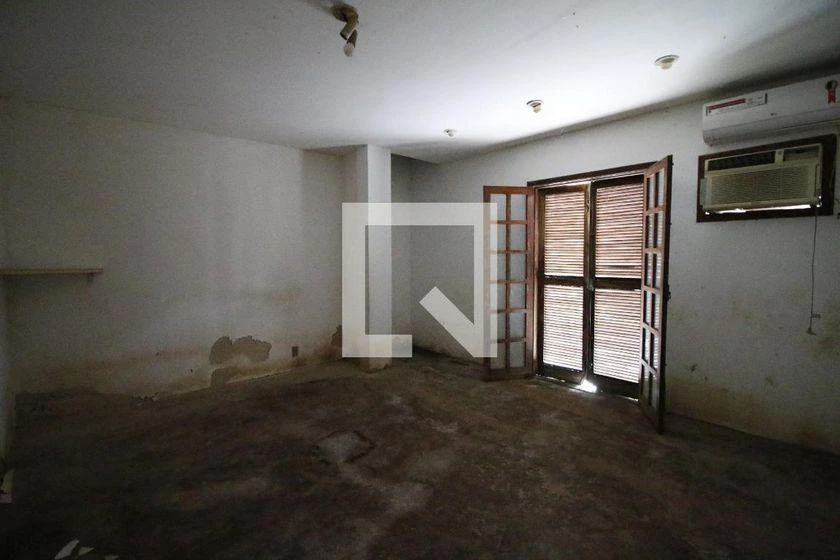 Casa de 500 m² com banheira e janelas do piso ao teto — photo 18