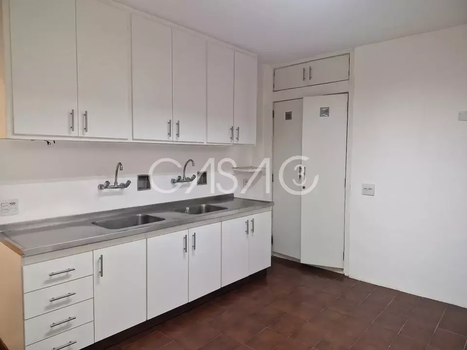 Apartamento com 4 quartos e cozinha fechada com fogão — photo 4