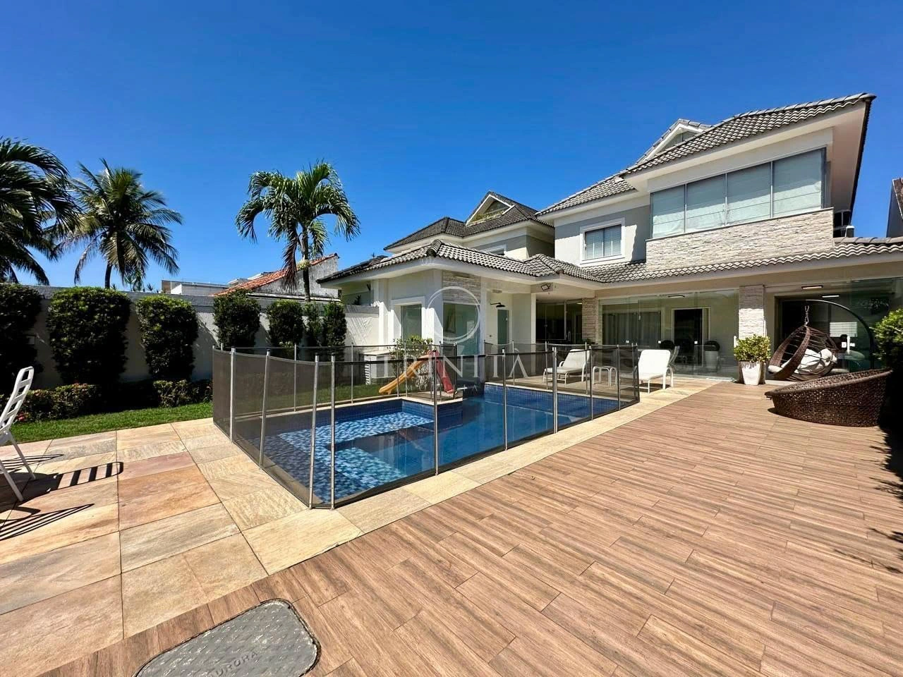 Casa duplex mobiliada com 5 suítes e 6 banheiros
