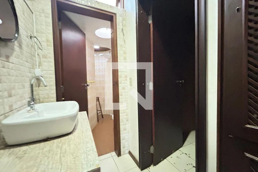 4-bedroom house with a bathtub — photo 43