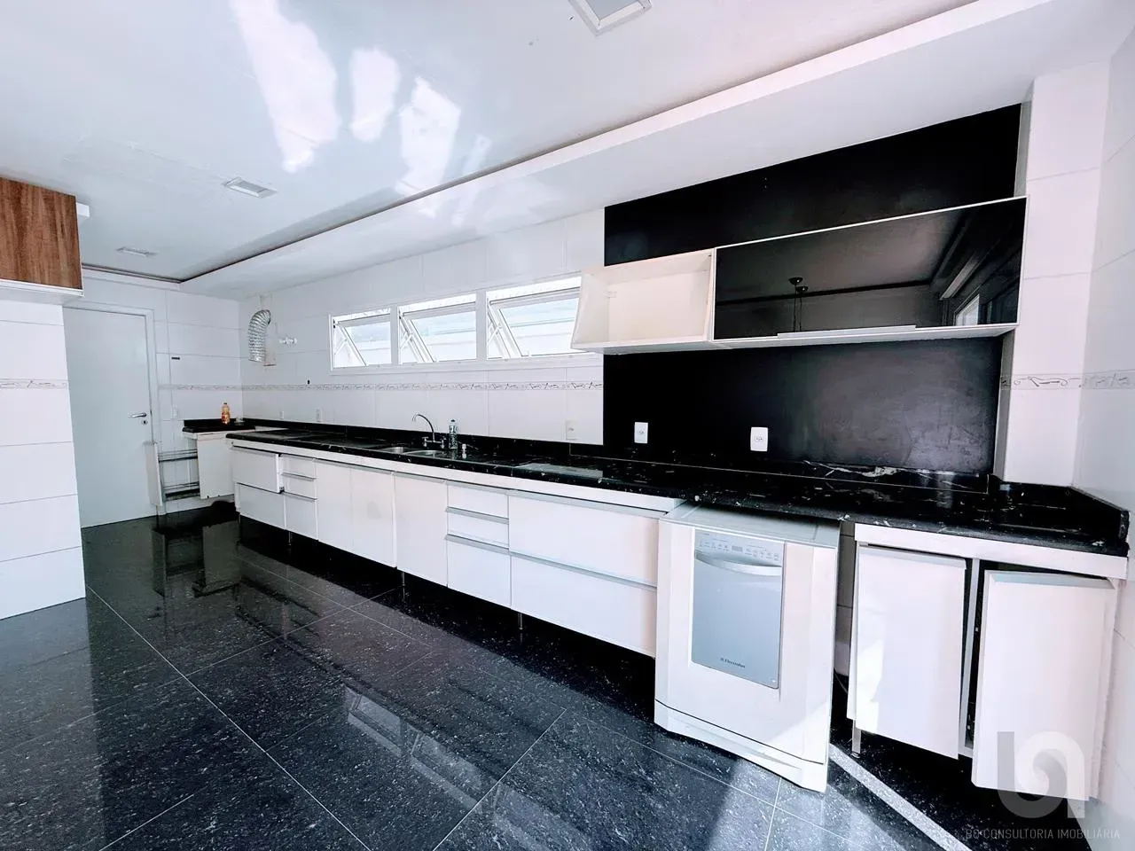 House with 4 bedrooms and 5 baths, 740 m² and 3 parking — photo 2