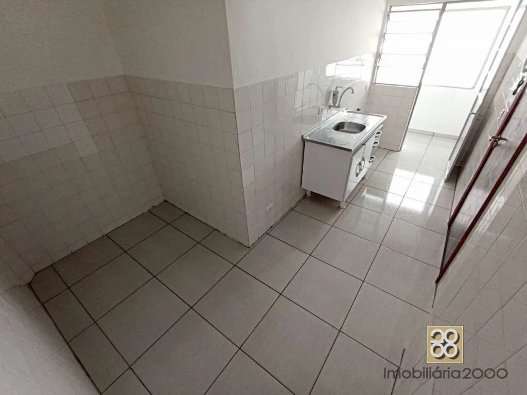 3-bedroom apartment with wood or laminate floors — photo 6