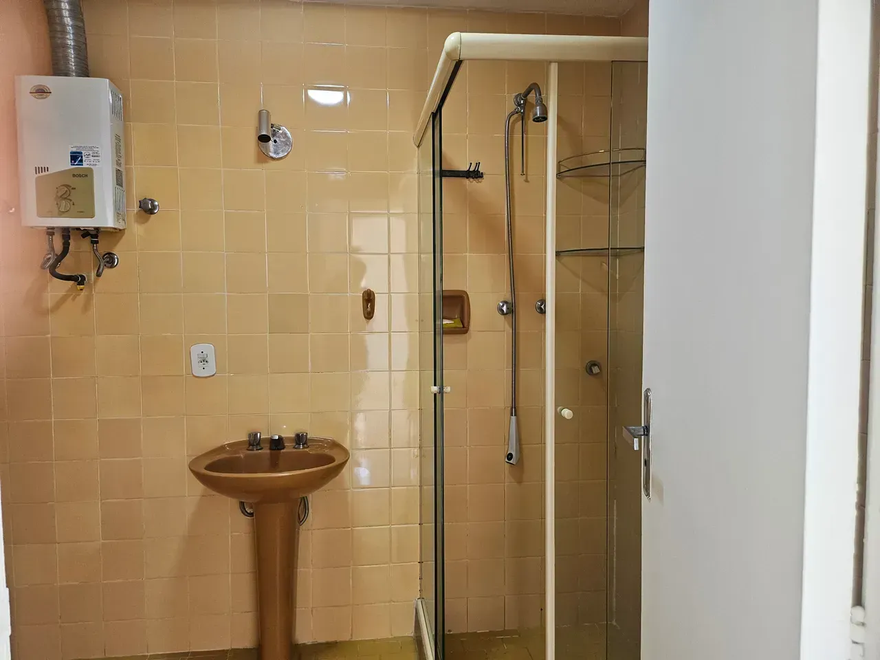 Unfurnished 2-bedroom apartment with a city view — photo 4