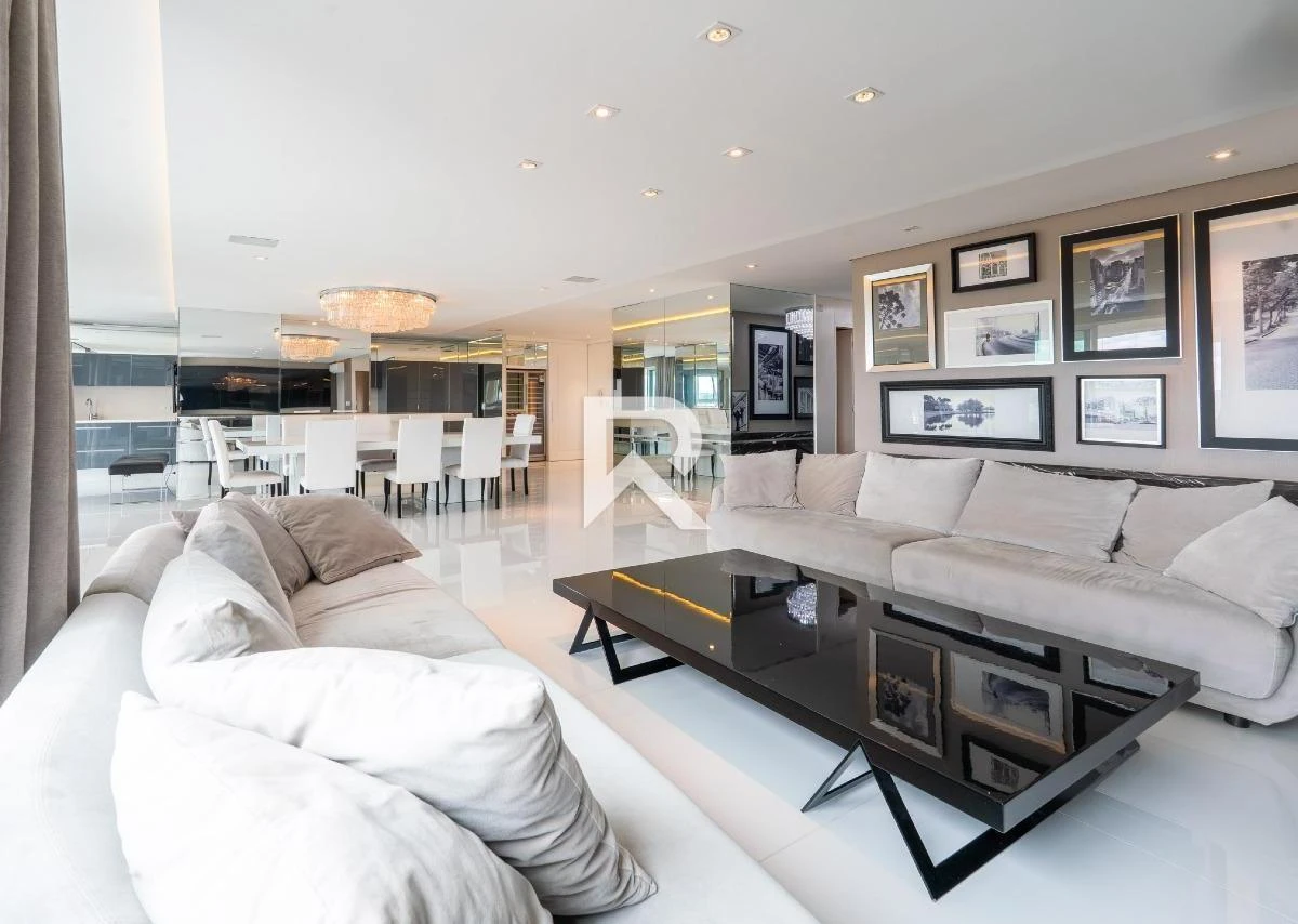 276 m² apartment with a bathtub and floor-to-ceiling windows