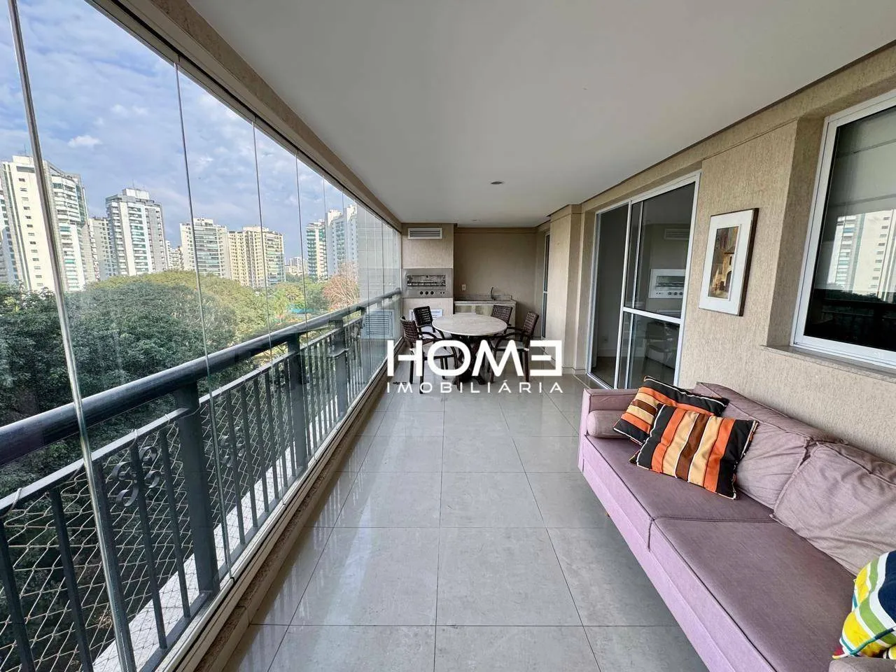 Home office in a 3-bedroom apartment, 155 m²