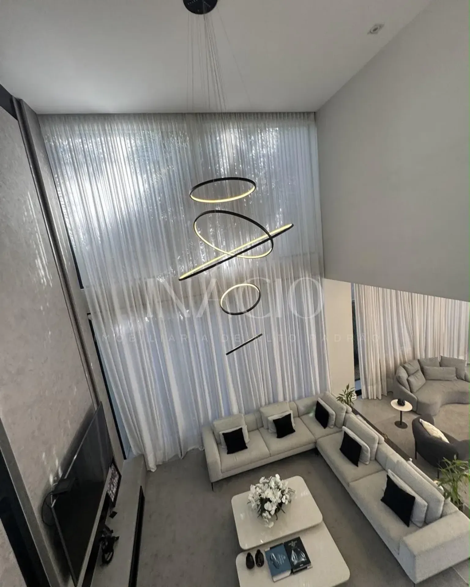 Furnished house, 600 m², with floor-to-ceiling windows — photo 16