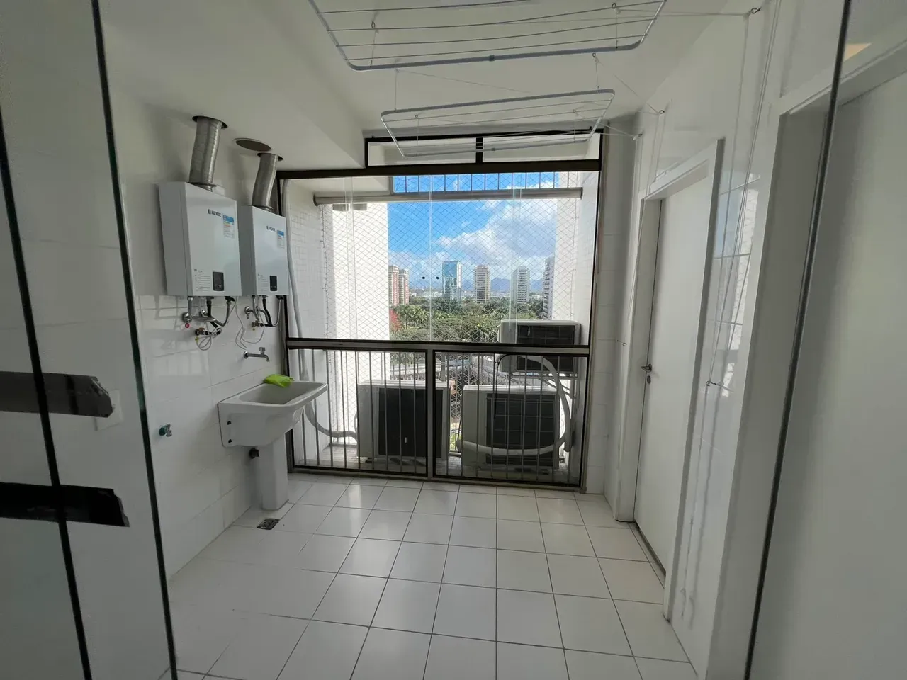 Unfurnished apartment with 4 bedrooms and 5 bathrooms — photo 19