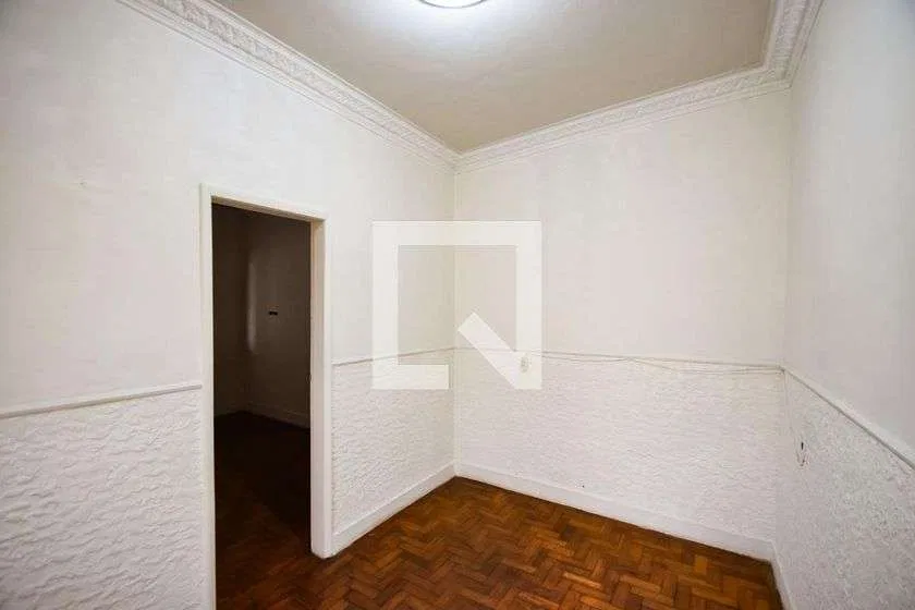 Wood or laminate floors in a one-bedroom apartment, 42 m² — photo 20