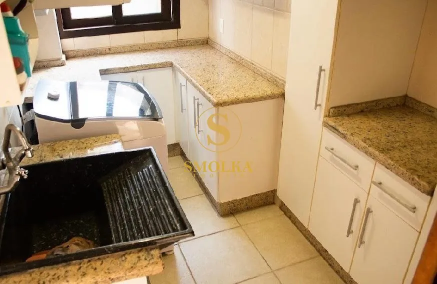 Casa com 5 dormitórios e 1 suíte, com 4 vagas