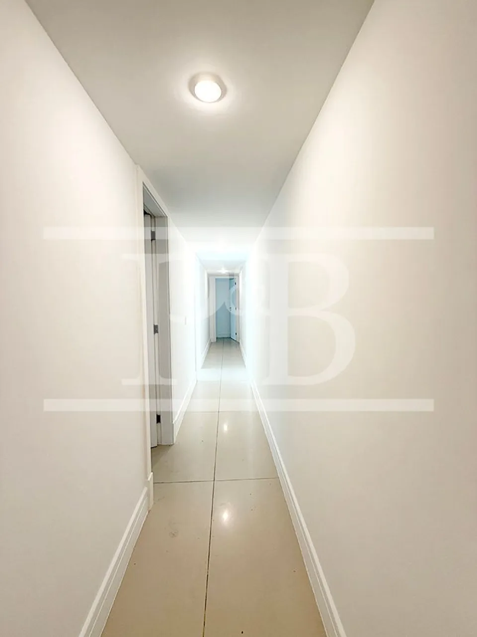 4-bedroom 300 m² apartment with a balcony — photo 19