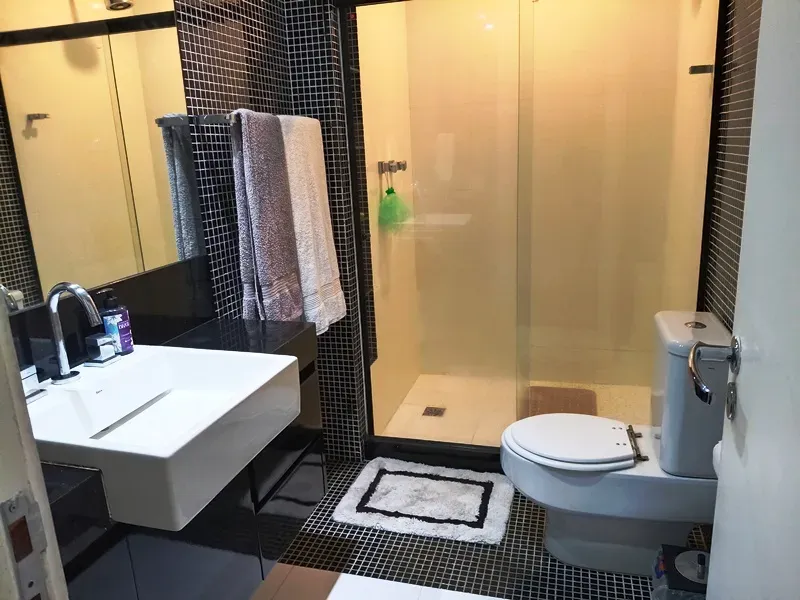 Apartment with 4 bedrooms and a enclosed glass balcony — photo 25