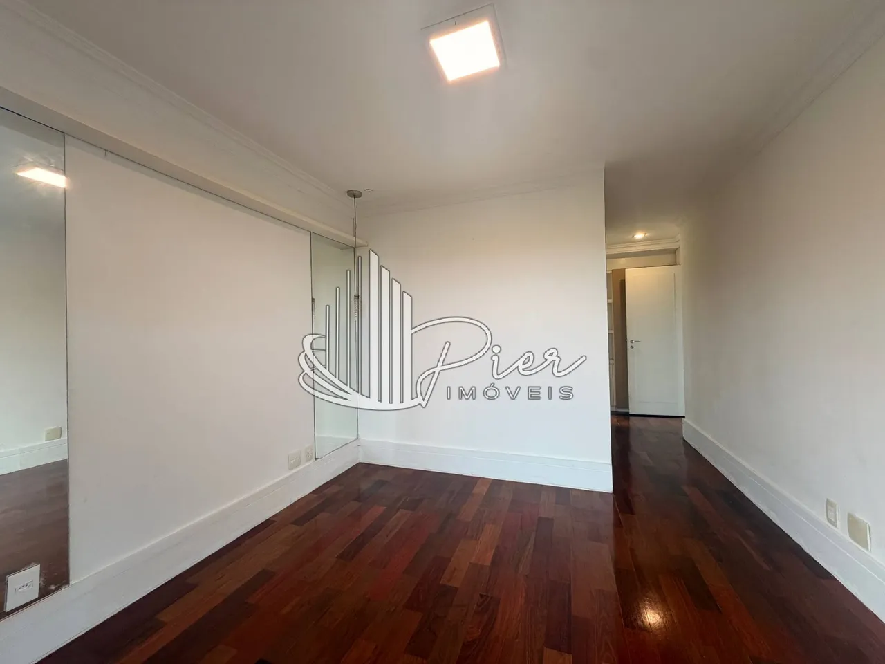 4-bedroom apartment with a glass-enclosed balcony — photo 10