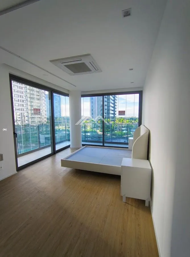 4-bedroom unfurnished apartment with glassed balcony — photo 21