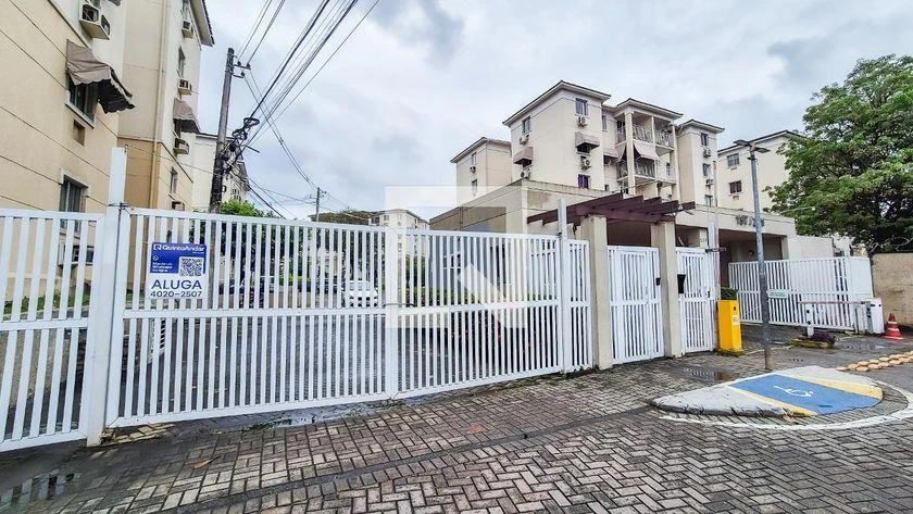 2-bedroom apartment in a building with a pool — photo 45