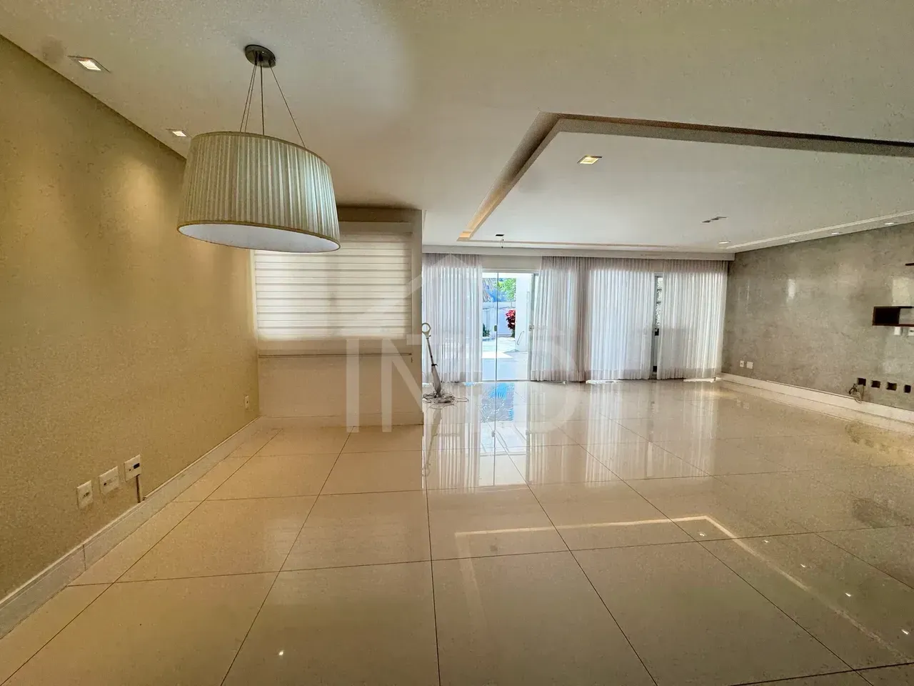 House 390 m² with 5 bedrooms and an open-plan kitchen — photo 3