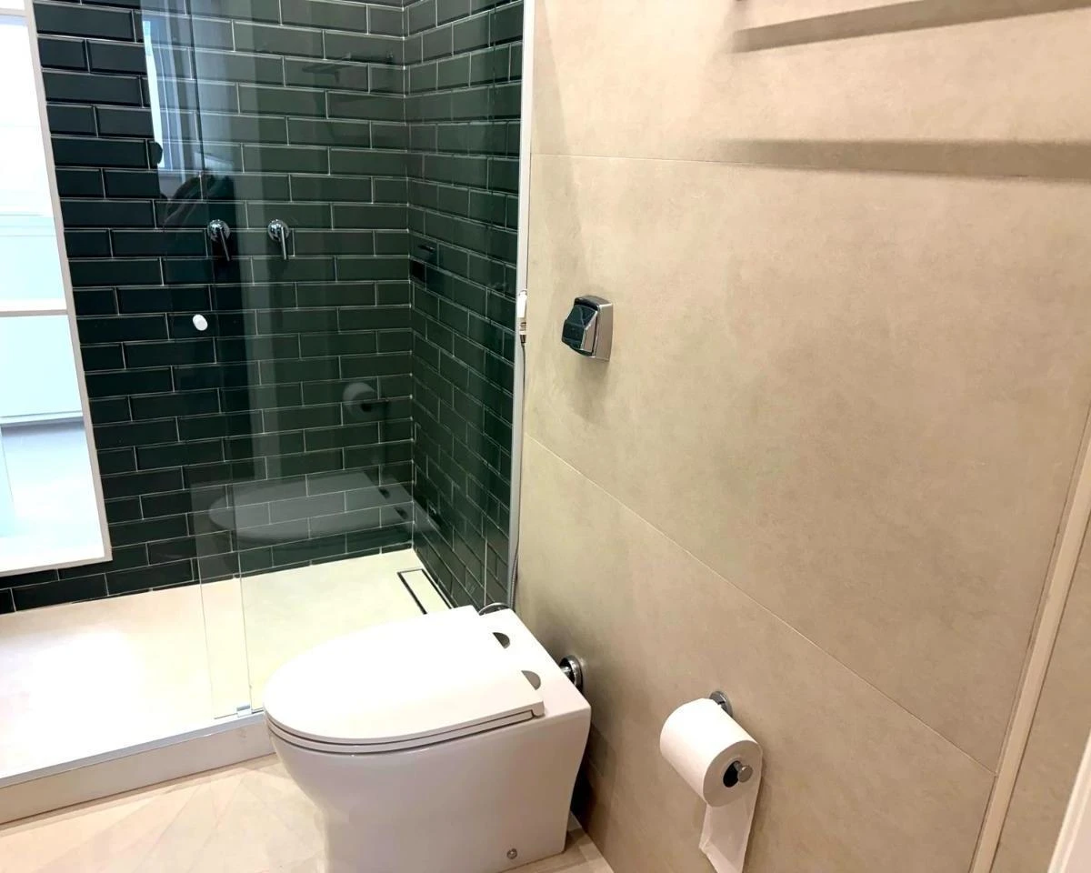 Квартира з 2 спальнями, у будинку є басейн — photo 26