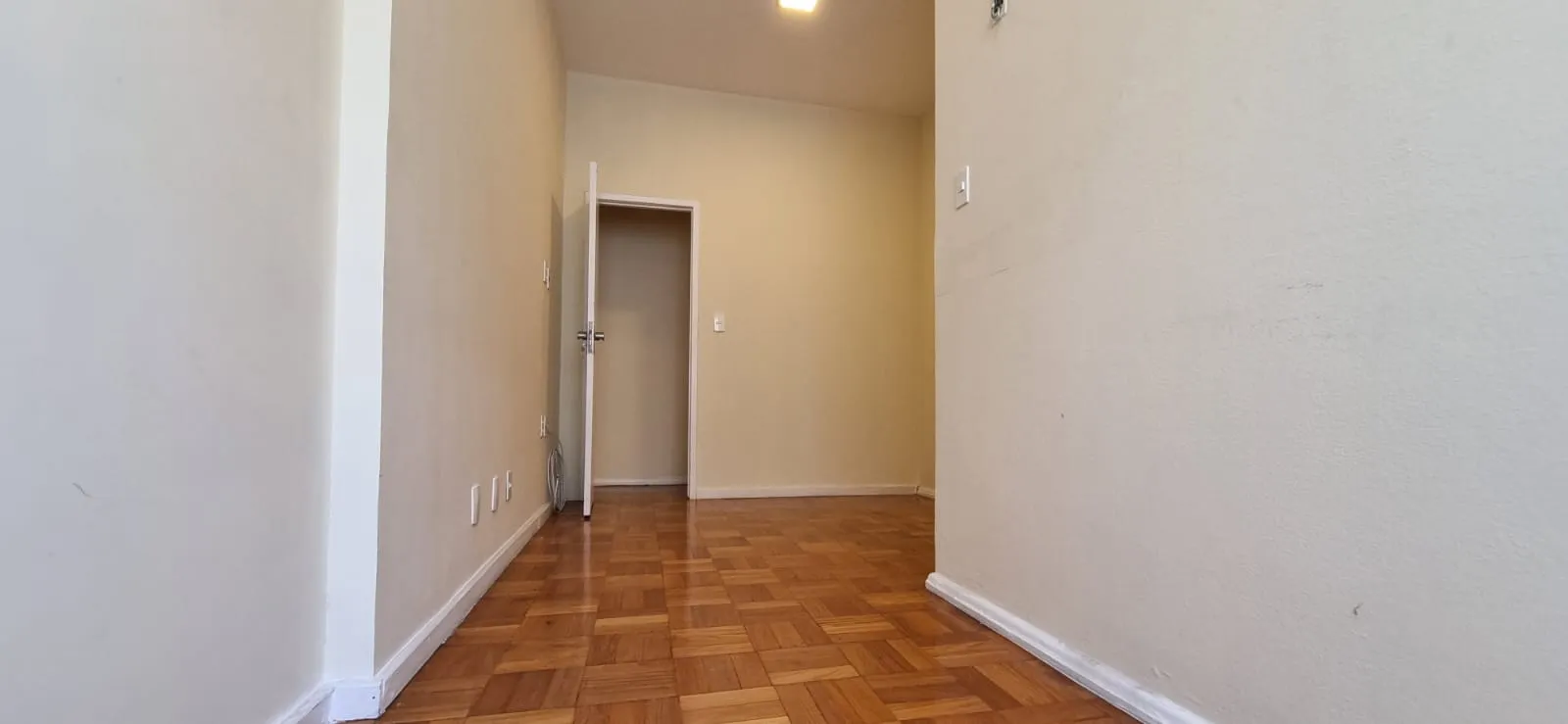 Wood or laminate floors in a one-bedroom apartment, 53 m² — photo 12