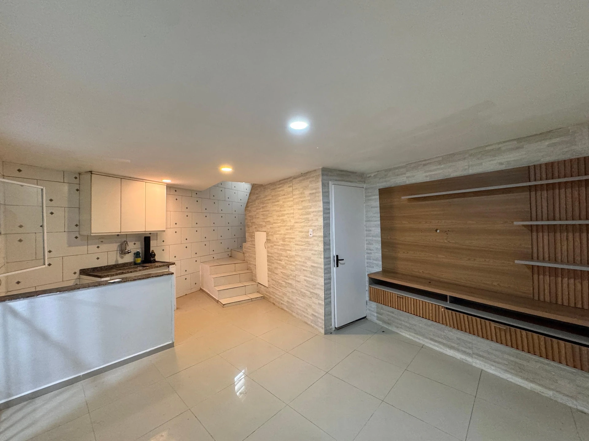 Balcony with a grill in a 2-bedroom house, 165 m² — photo 4