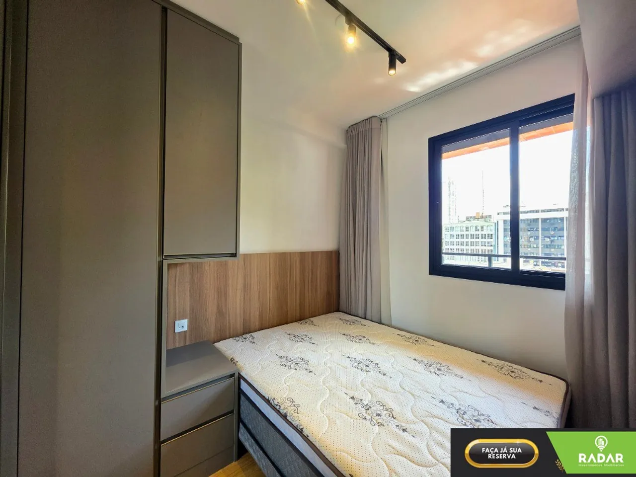 Furnished 2-bedroom apartment with open-plan kitchen — photo 13