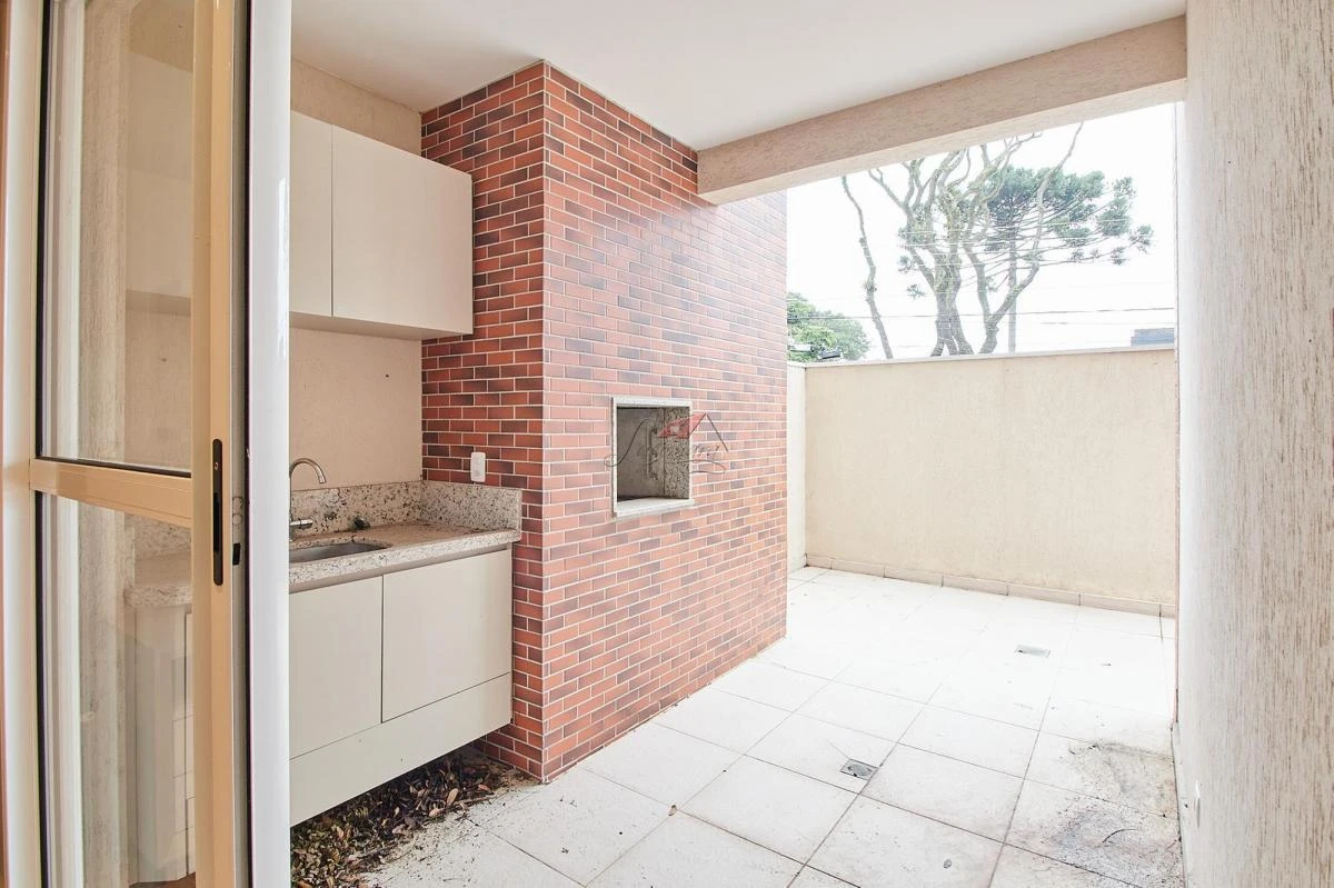 Balcony with a grill in a 2-bedroom apartment, 129 m² — photo 19
