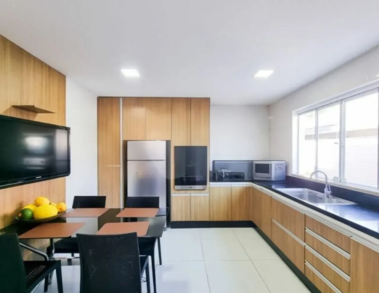 Casa com 5 quartos e 400 m², cozinha fechada — photo 5