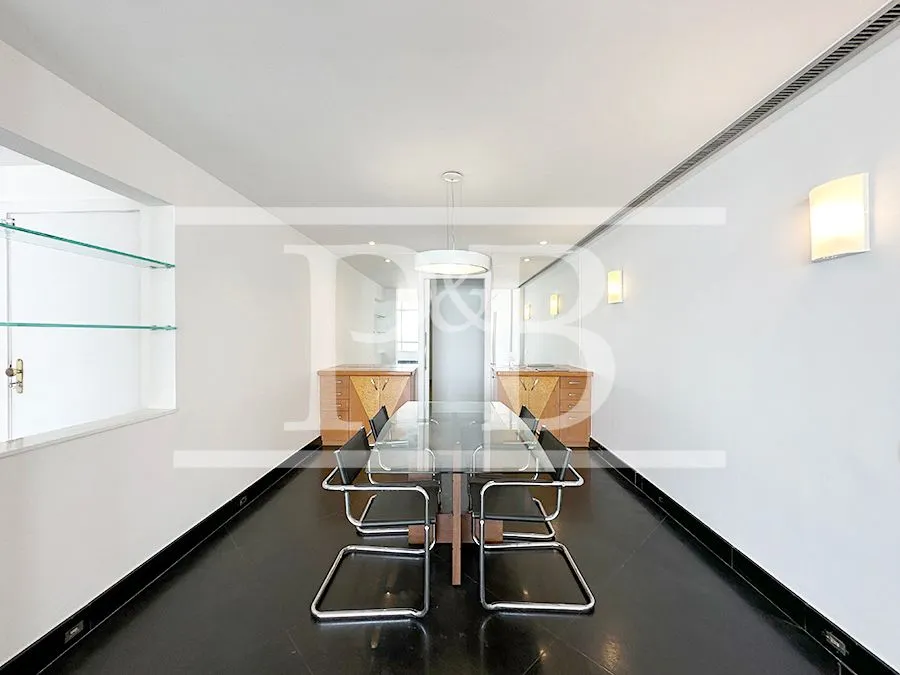 3-bedroom apartment with 220 m² and laundry area — photo 6