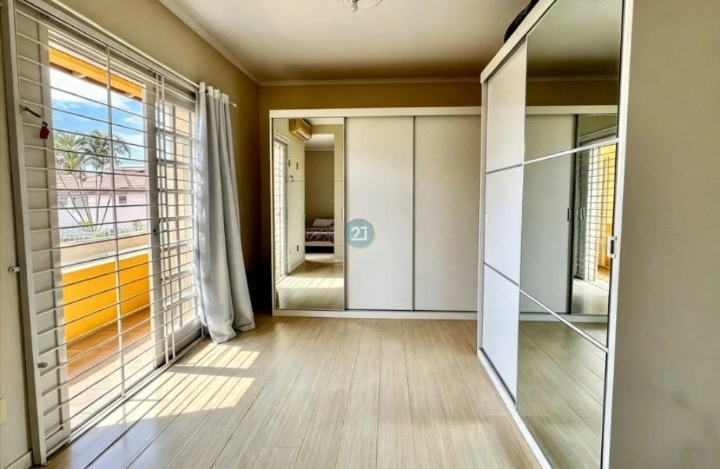 4-bedroom house with a grill on the balcony in Florianópolis