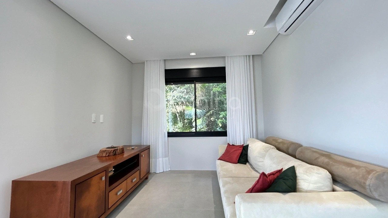Furnished house, 158 m², with floor-to-ceiling windows — photo 7