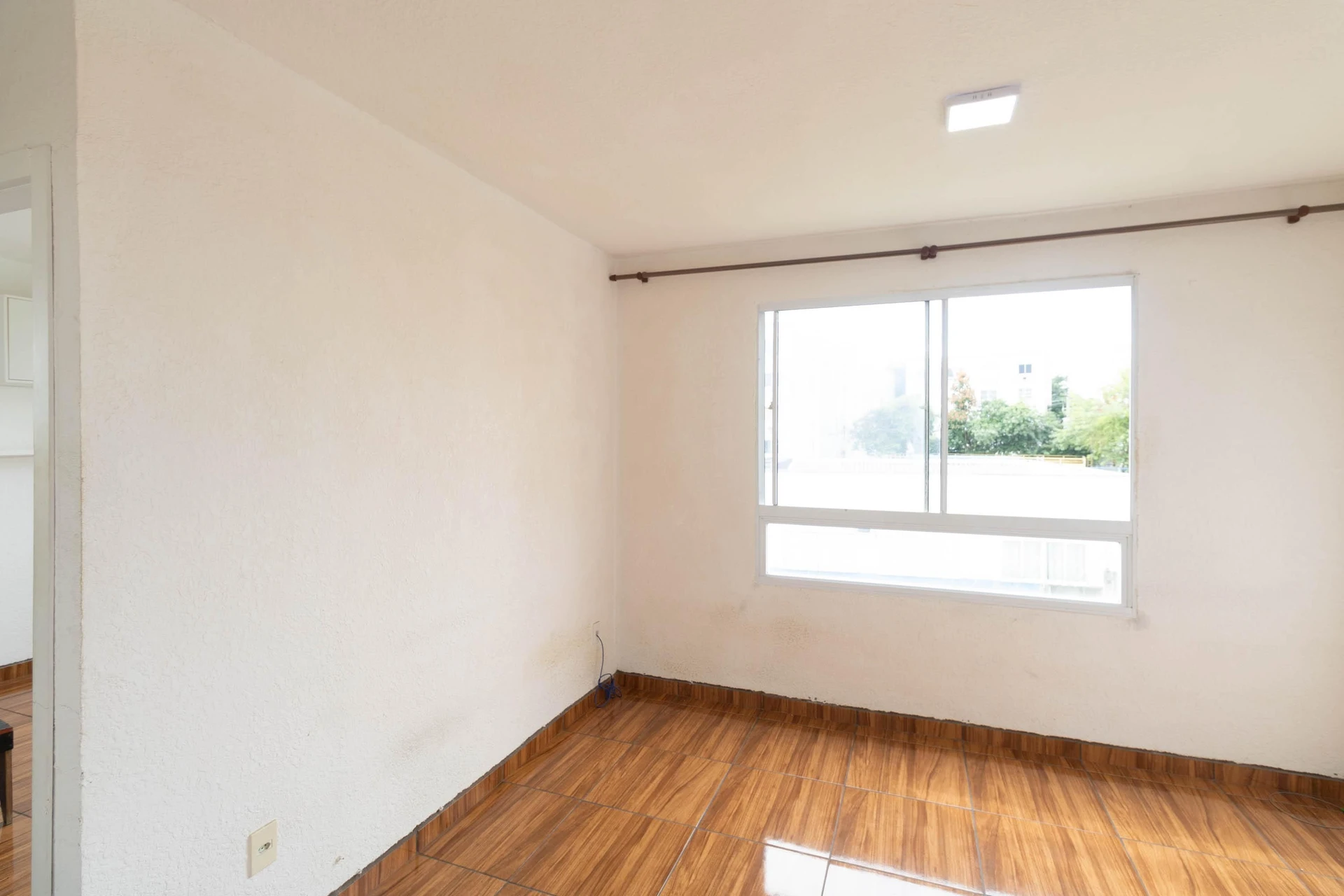 2-bedroom apartment with a glass-enclosed shower