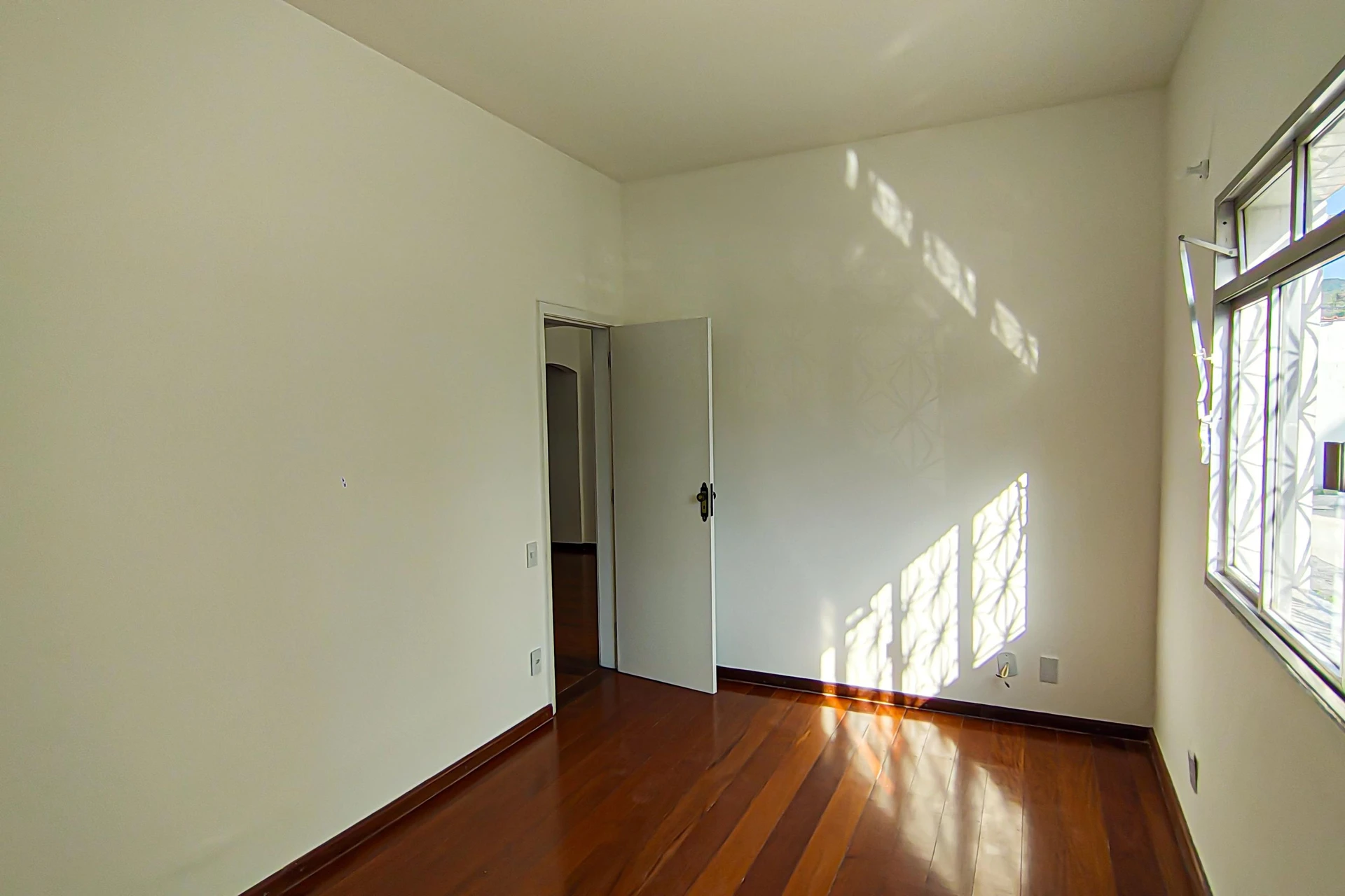 Деревянный пол или ламинат и 2 спальни: квартира 70 м² — photo 16