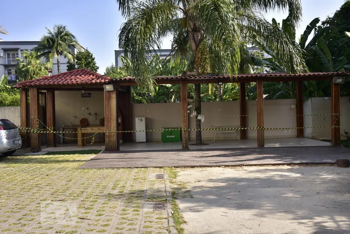 2-bedroom apartment in a building with a pool — photo 41