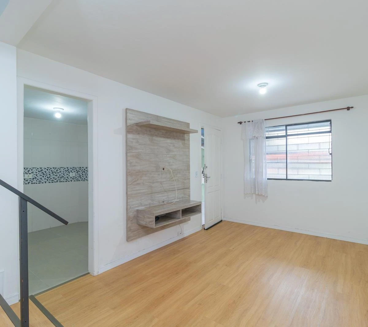 3-bedroom house with wood or laminate floors