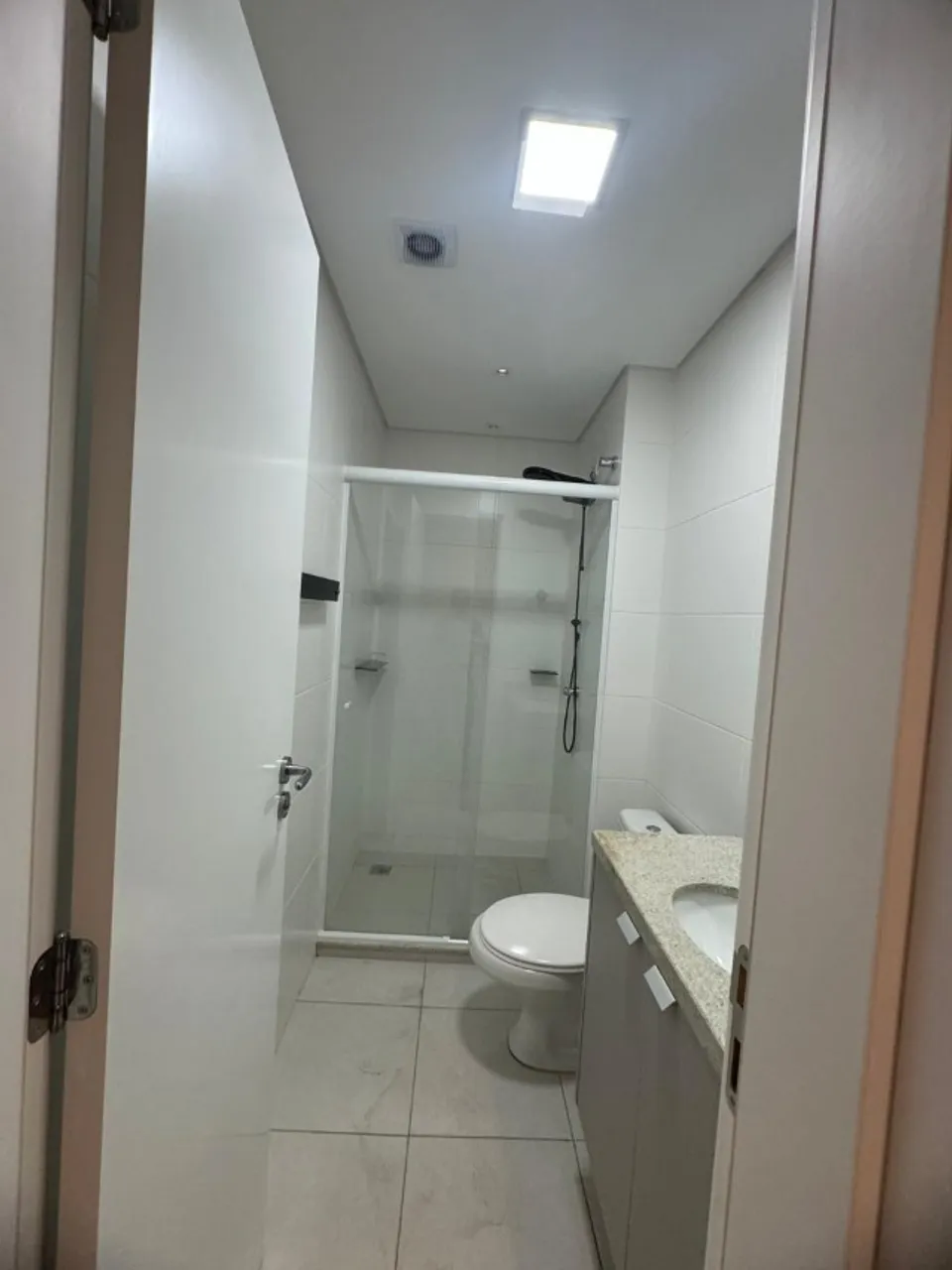 One-bedroom apartment in a building with a gym — photo 6
