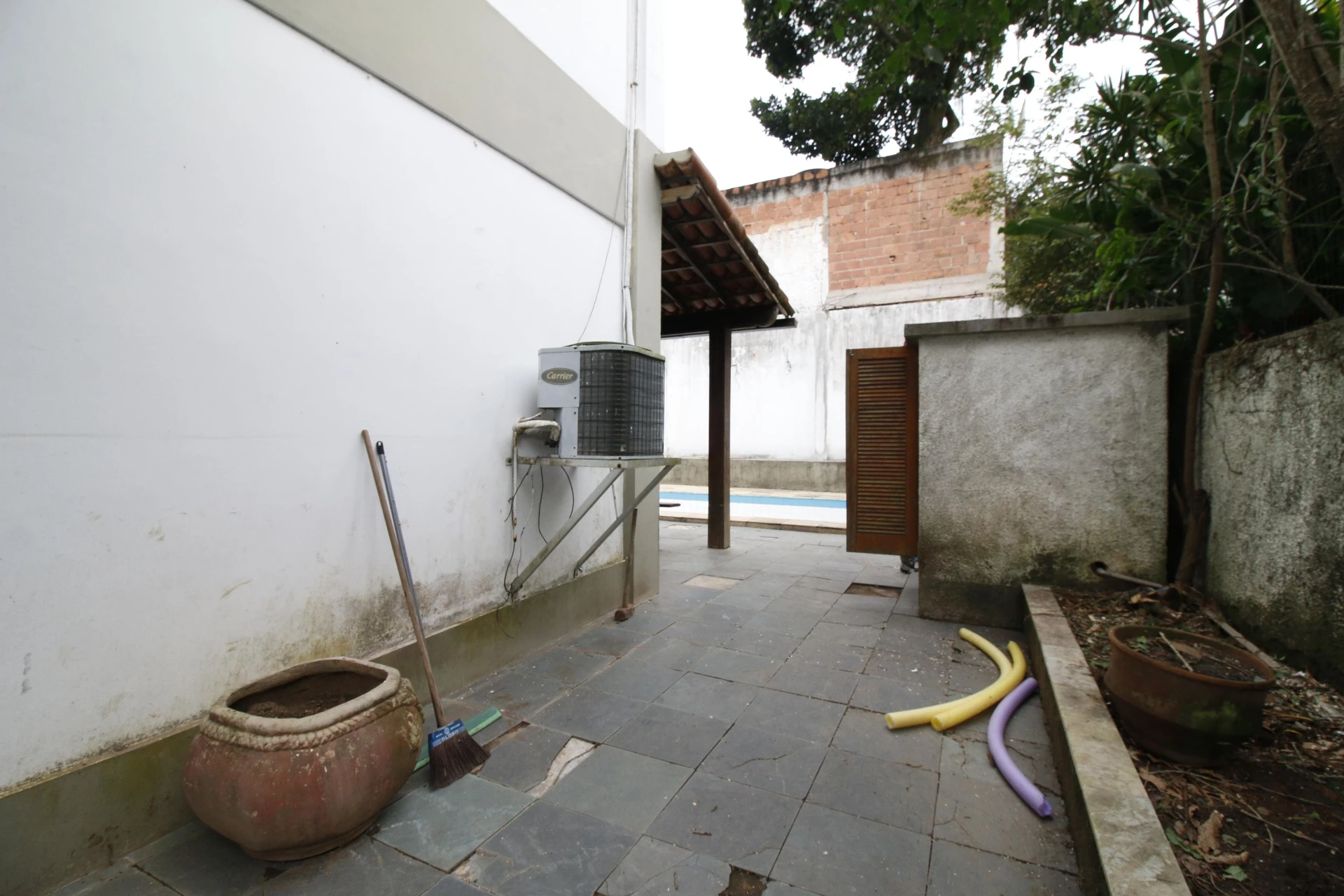 500 m² house with floor-to-ceiling windows and a bathtub — photo 64