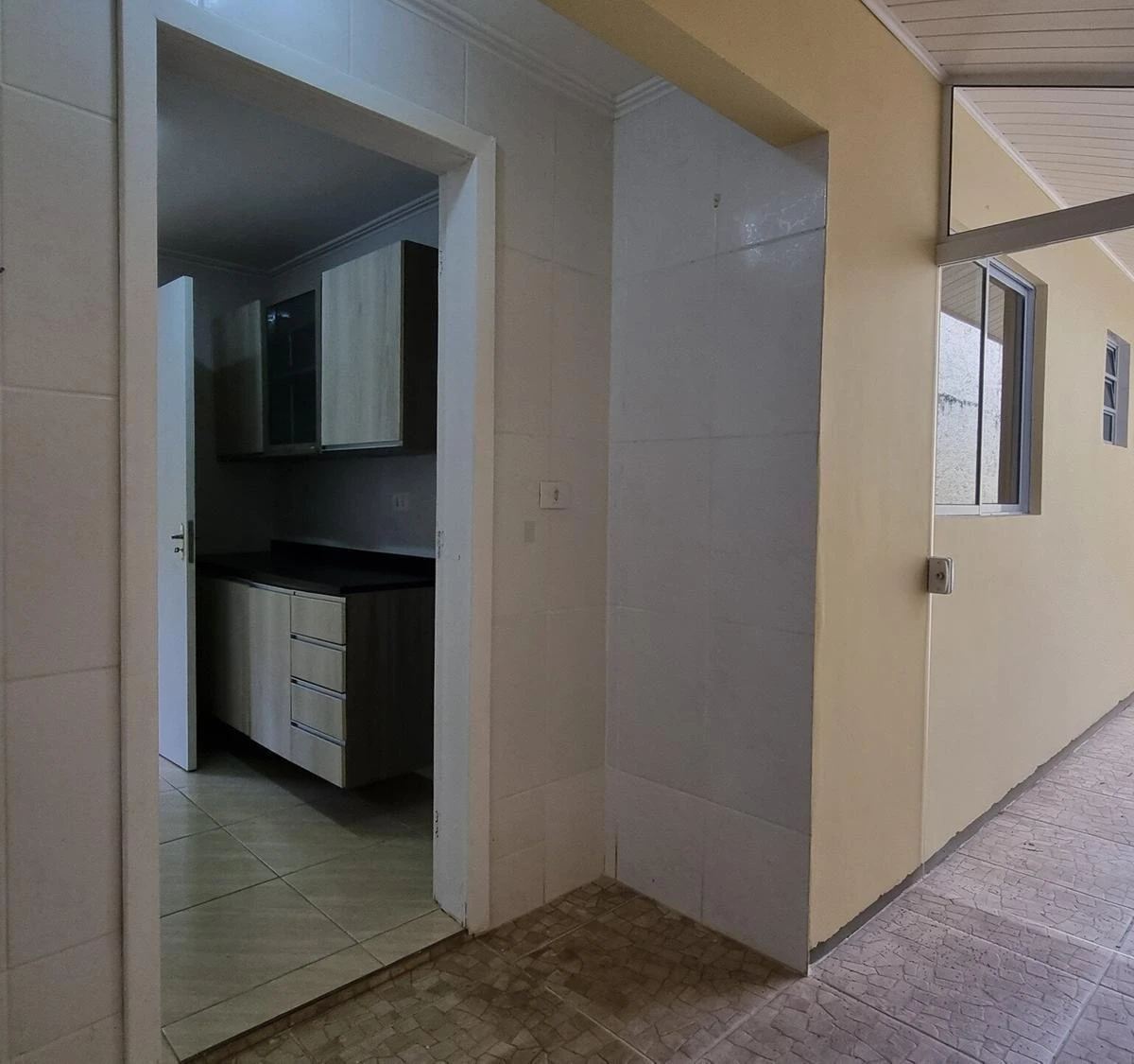3-bedroom house with wood or laminate floors — photo 10