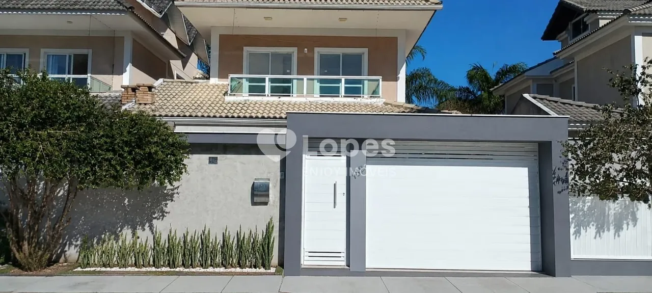 House with 5 bedrooms, 5 bathrooms and separate laundry