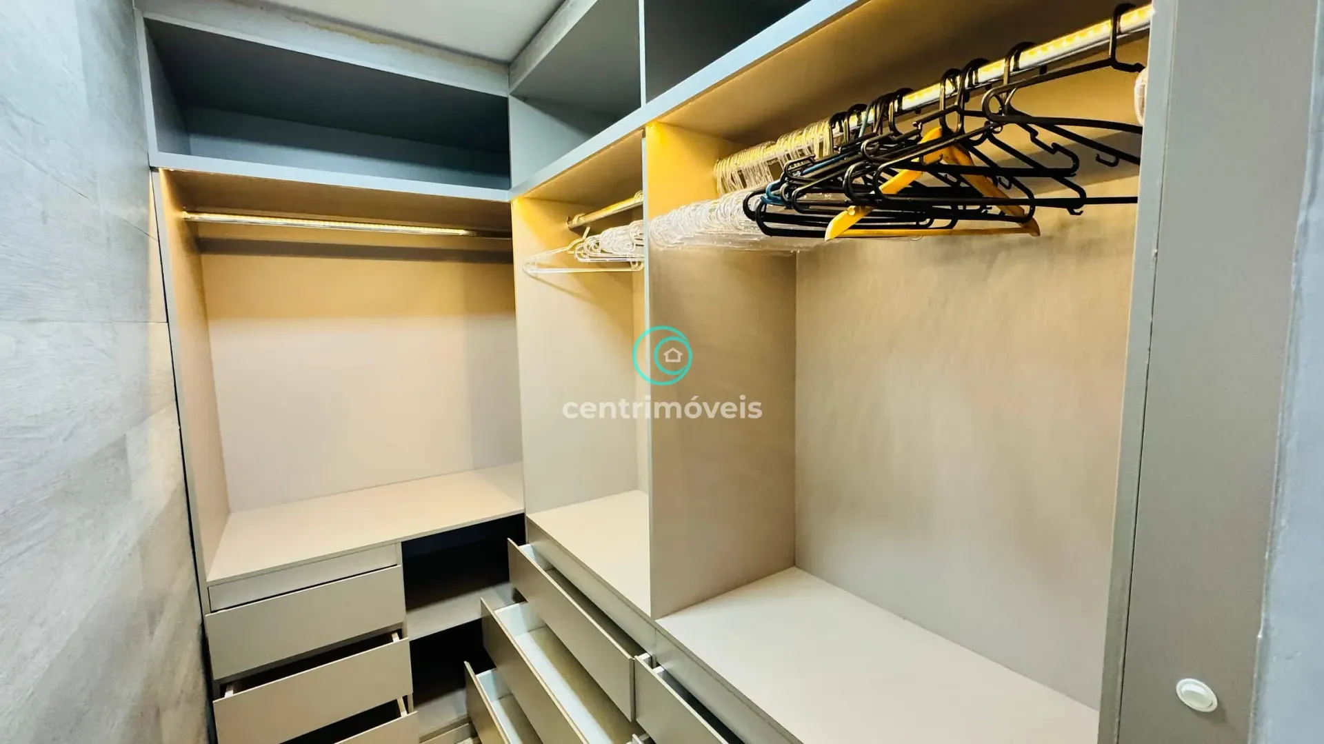 Walk-in closet in a 2-bedroom apartment, 110 m² — photo 11