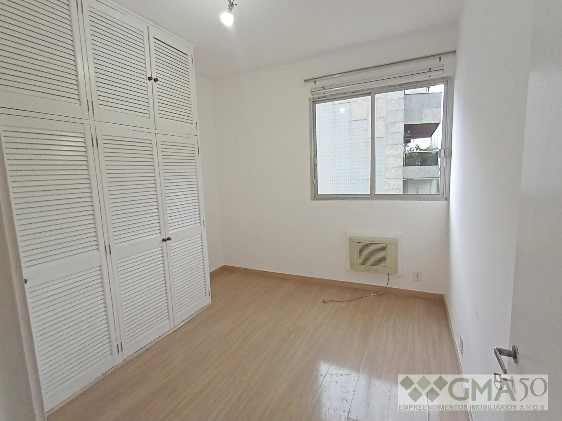 Wood or laminate floors in a 3-bedroom apartment, 92 m² — photo 5