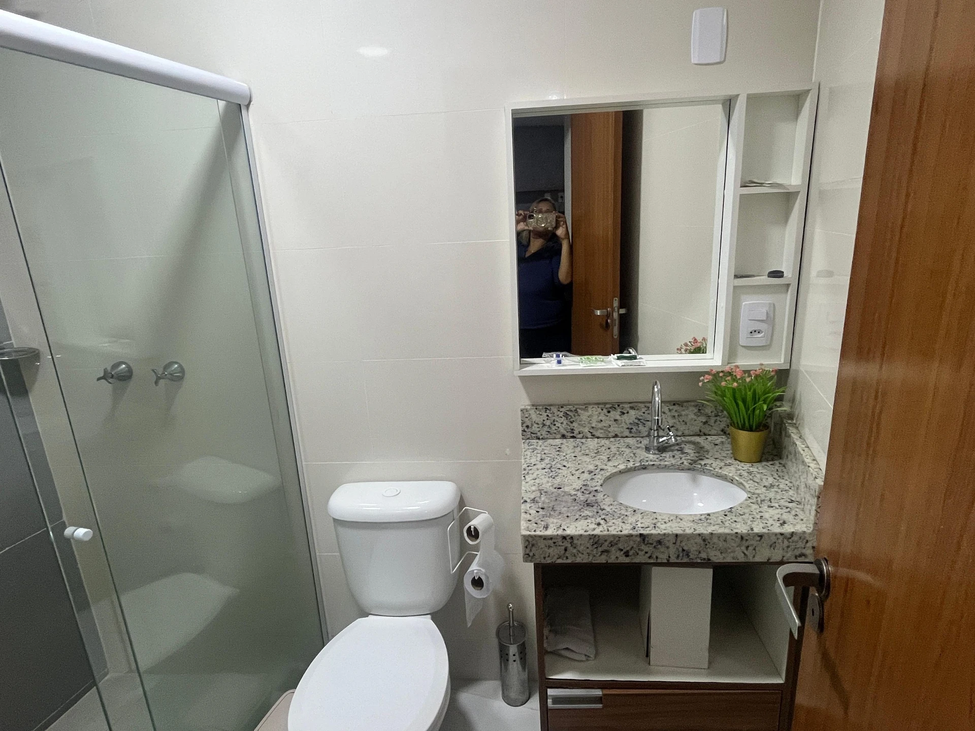 Furnished 2-bedroom apartment with built-in wardrobes — photo 7