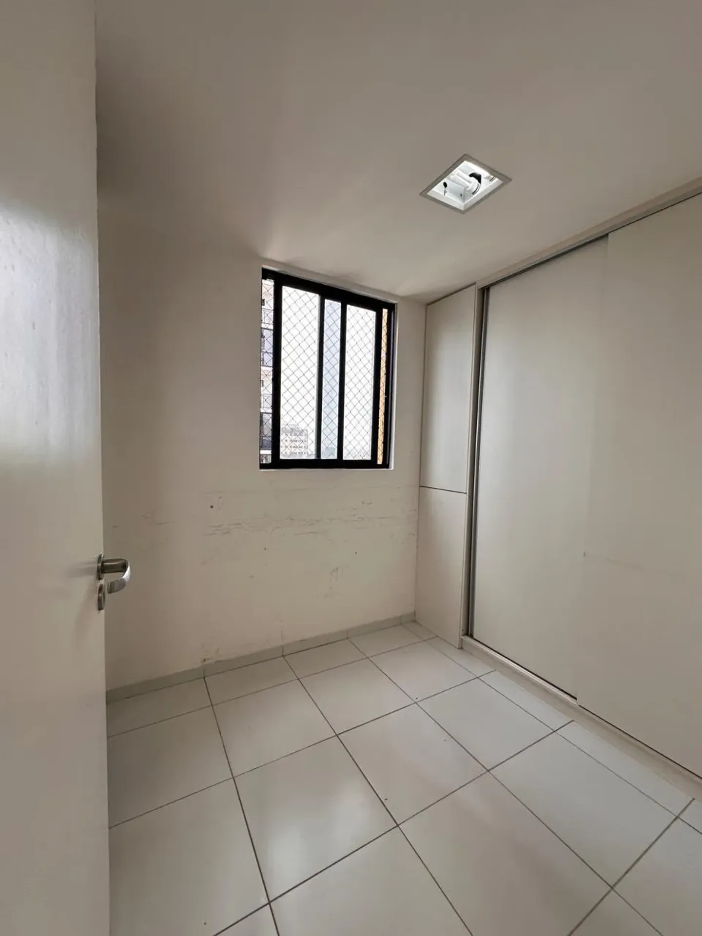 Furnished 180 m² apartment with 3 en-suites and balcony — photo 10