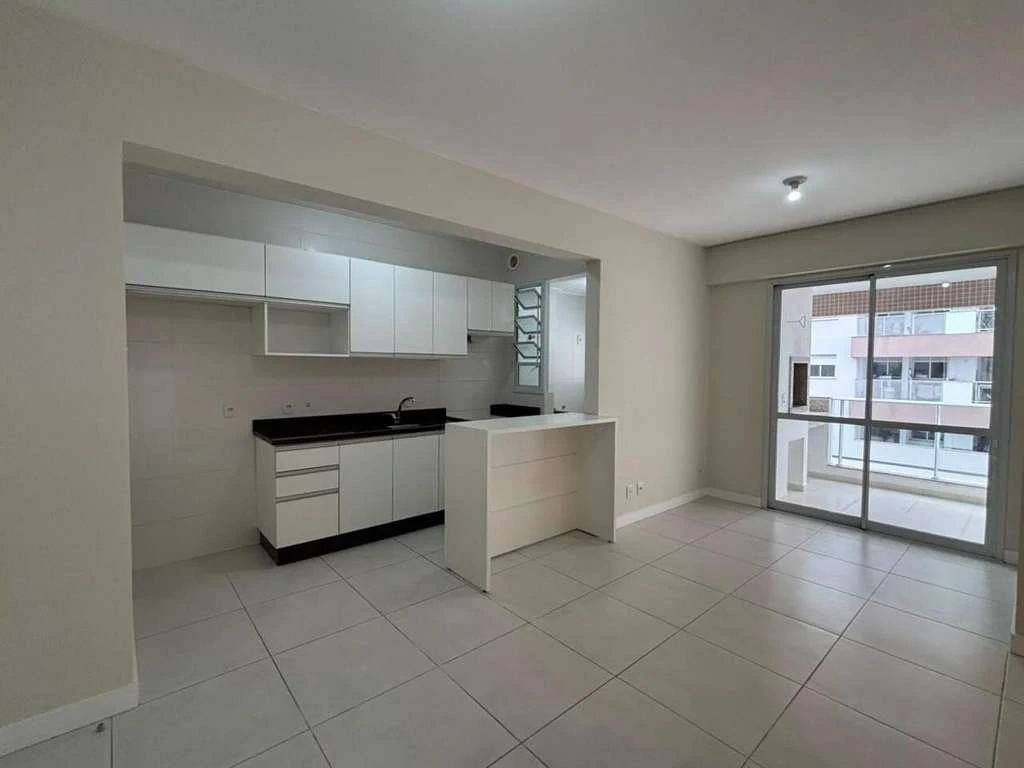 Apartamento de 2 quartos com suíte e varanda com churrasqueira