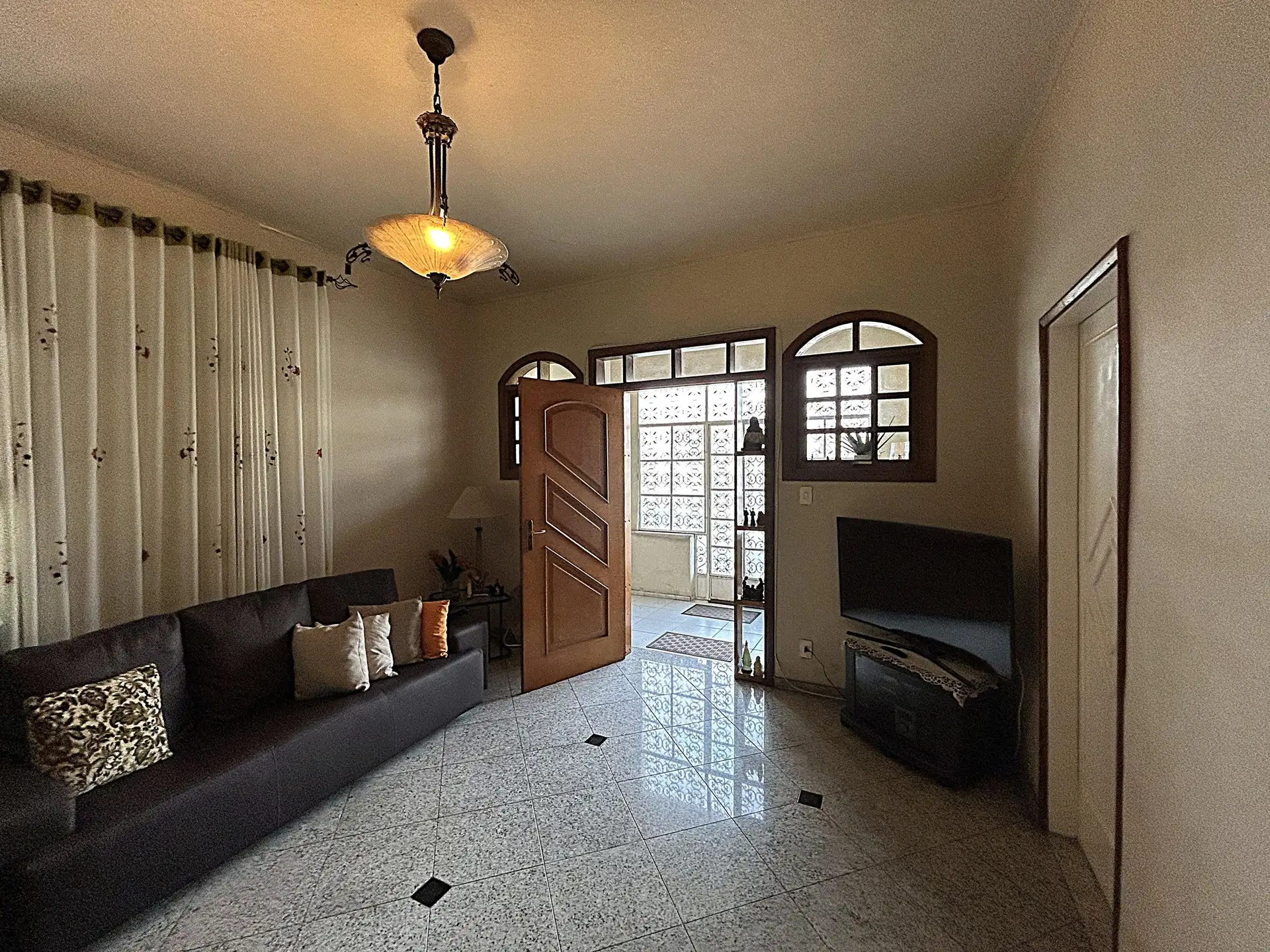 Furnished house with 4 bedrooms and 2 suites plus desk