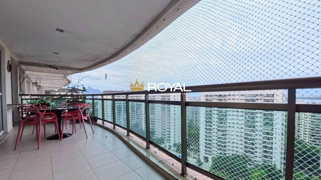 4-bedroom apartment in a building with a pool