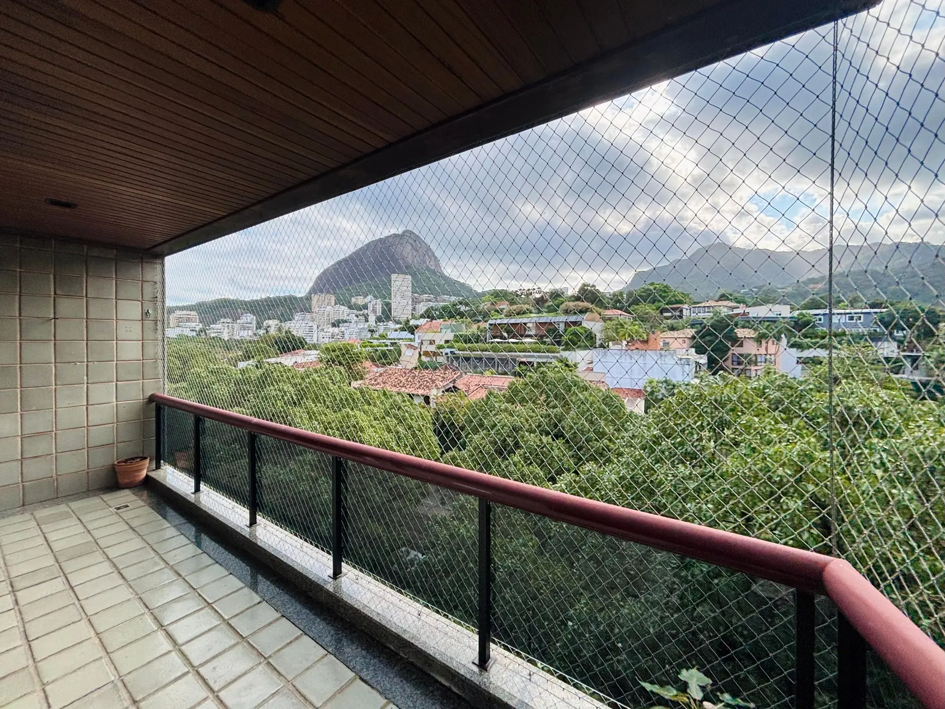 75 m² apartment with a mountain view and a home office