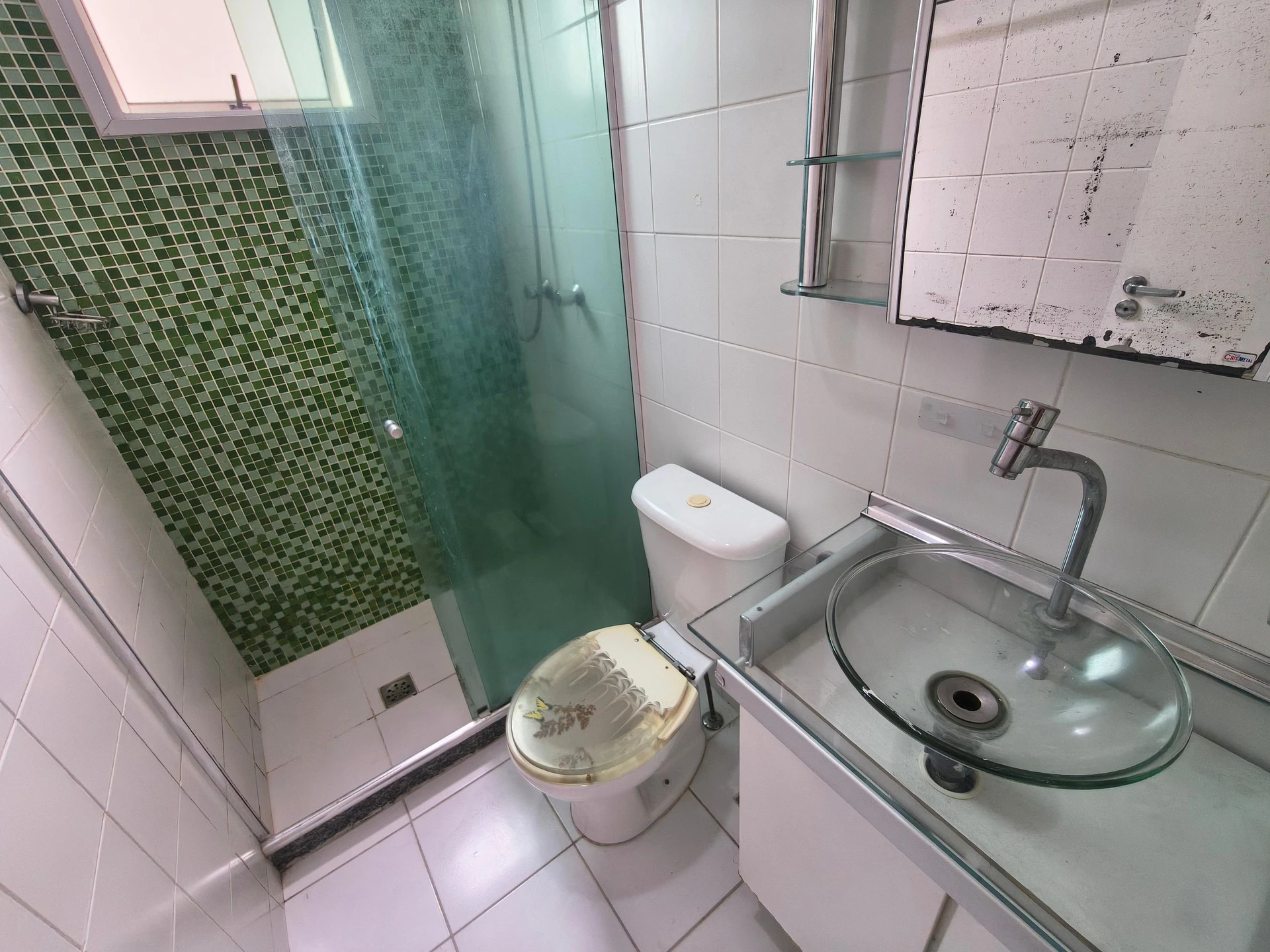 2-bedroom apartment in a building with a gym — photo 9