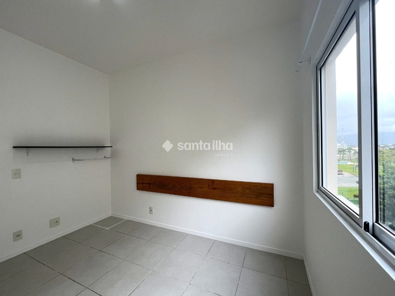 Balcony with a grill in a 2-bedroom apartment, 74 m² — photo 23